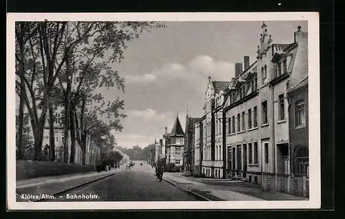 AK Klötze /Altm., Bahnhofstrasse mit Passanten