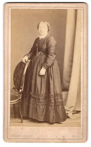 Fotografie Gabriel Blaise, Tours, Portrait ältere Dame Frau Bouvy im Biedermeierkleid