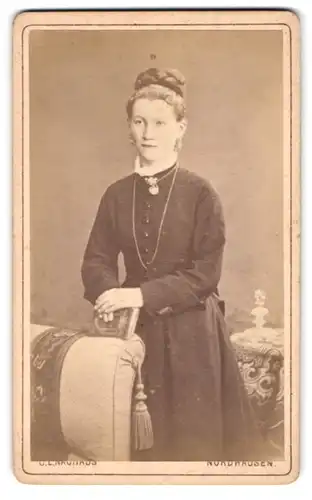 Fotografie C. L. Nauhaus, Nordhausen, Mittelstr. 12, junge Dame im dunklen Kleid mit Kette und hochgestecktem Zopf