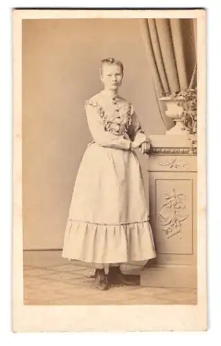 Fotografie L. Belitski, Nordhausen, Portrait junges blondes Mädchen im hellen Kleid posiert im Atelier
