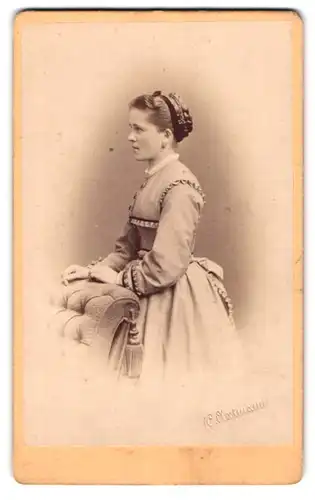 Fotografie Axtmann, Plauen i. V., Portrait junge Frau im hellen Biedermeierkleid mit Dutt