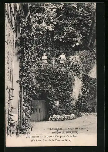 AK Menilles, Café des Fleurs Côté guache de la Cour, Vue prise de la Rue