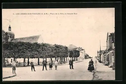 AK Les Ormes-sur-Voulzie, Place de la Fête, La Grande Rue