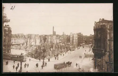 Foto-AK Lille, Strassenpartie mit zerstörten Häusern und Strassenbahn
