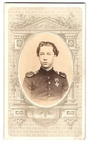 Fotografie unbekannter Fotograf und Ort, junger Soldat in Gardeuniform mit Orden an der Brust und Epauletten