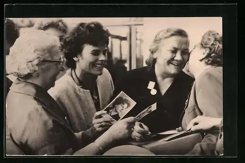 AK Moskau, Weltkongress der Frauen 1963, Frau Nina Chruschtschowa mit österreichischen Delegierten, DDR-Propaganda