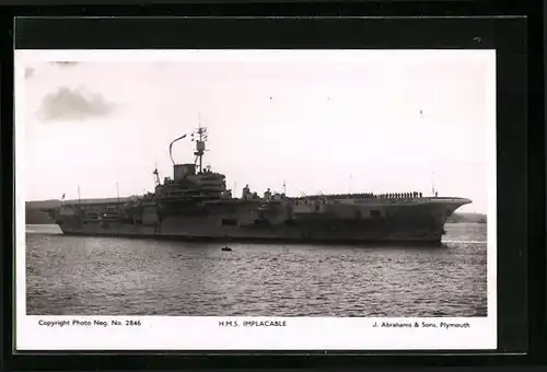 AK Flugzeugträger H. M. S. Implacable in ruhiger See, Kriegsschiff