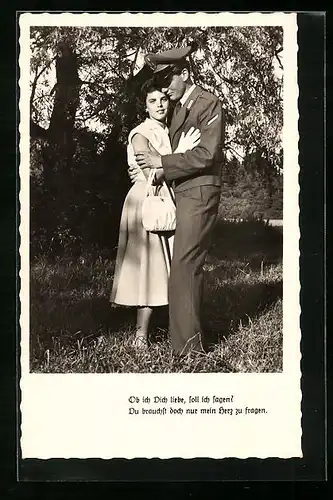 AK Soldat der Bundeswehr umarmt seine Freundin