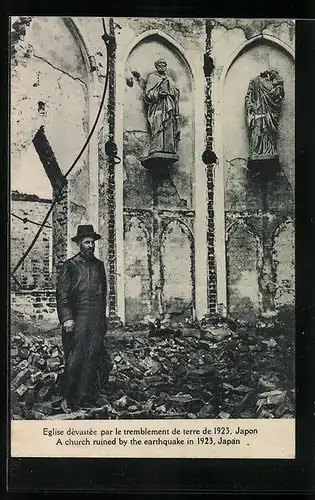 AK Japan, Mann in einer Kirchenruine nach dem Erdbeben 1923