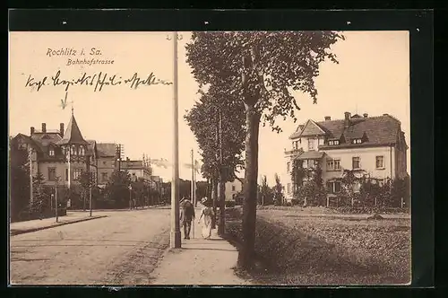 AK Rochlitz i. Sa., Passanten auf der Bahnhofstrasse