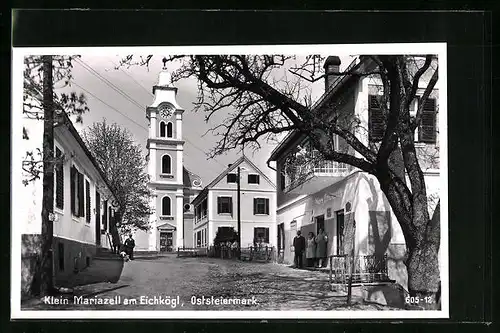 AK Klein Mariazell am Eichkögl, Anwohner vor dem Haus, Blick zur Kirche