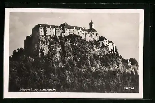 AK Riegersburg i. d. Steiermark, Blick hinauf zum Schloss auf dem Felsen