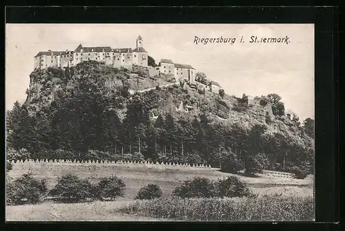 AK Riegersburg i. d. Steiermark, auf den Feldern unter der Burg