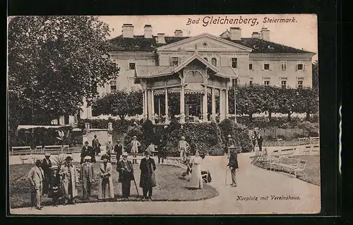 AK Bad Gleichenberg, Passanten auf dem Kurplatz vor dem Vereinshaus