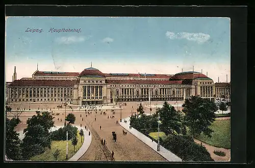 AK Leipzig, der Hauptbahnhof, Passanten auf dem Vorplatz