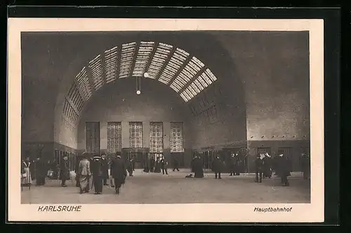 AK Karlsruhe i. Baden, Passanten im Bahnhof