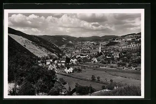 AK Oberharmersbach i. Schwarzwald, Generalansicht der Stadt im Tal