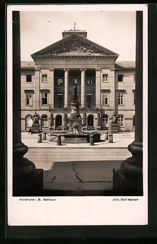 AK Karlsruhe i. B., Brunnen vor dem Rathaus