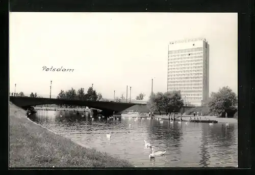 AK Potsdam, Blick vom Flussufer auf das Interhotel