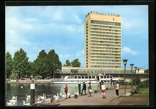 AK Potsdam, Passanten am Ufer vor dem Interhotel