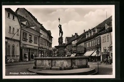 AK Arnstadt, Strassenpartie mit Geschäften und Hopfenbrunnen