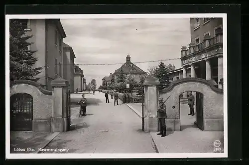 AK Löbau i. Sa., Kaserneneingang mit Soldaten
