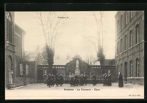 AK Avesnes, Le Couvent, Cour