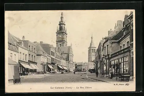 AK Le Cateau, La Rue Thiers, Strassenpartie