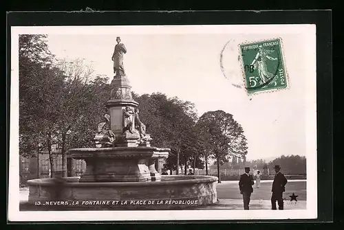 AK Nevers, La Fontaine et la Place de la Rèpublique
