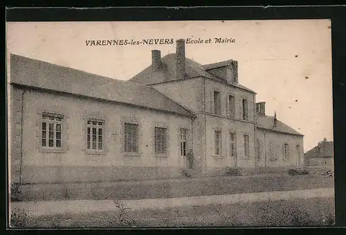 AK Varennes-les-Nevers, Ecole et Mairie