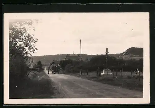 AK La Maison-Dieu, Entrèe du village route de Lormes et Croix de la Libèration