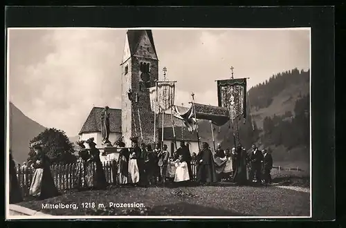 AK Mittelberg, zur Prozession an der Kirche