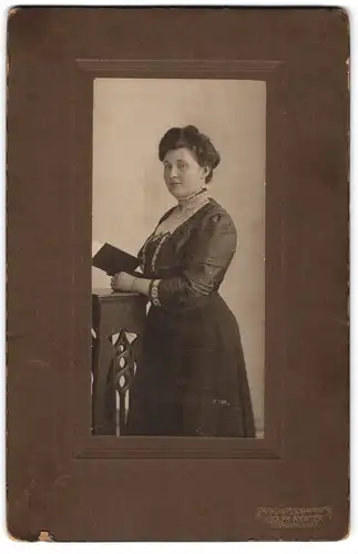 Fotografie Adolph Richter, Leipzig, Morseburger Strasse 61, Dame im Kleid mit Spitzenkragen