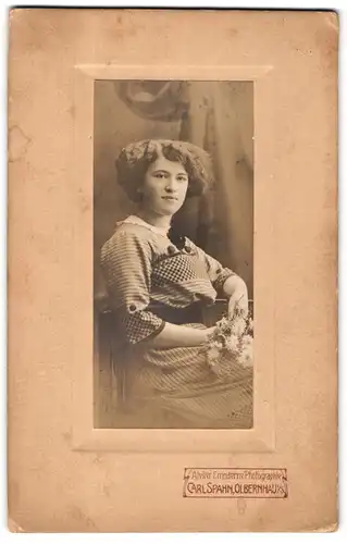 Fotografie Carl Spahn, Olbernhau, Junge Frau mit ondulierten Haaren in gemustertem Kleid