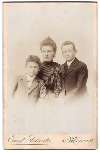 Fotografie Ernst Schroeter, Meissen, Obergasse 597, Junge Dame mit ihren zwei Söhnen im Sonntagsstaat
