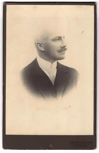 Fotografie Conrad H. Schiffer, Wiesbaden, Taunus Strasse 24, Portrait eines Bürgerlichen mit weissen Haaren und Schnauzer