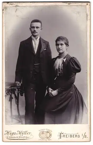 Fotografie Hugo Müller, Freiberg i. S., Junges Paar in festlicher Kleidung