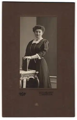 Fotografie Atelier Klebusch, Mannheim, Freundliche junge Dame in Kleid mit Spitzenkragen