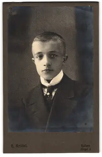 Fotografie H. Knittel, Husum, Zingel 3, Portrait eines Jünglings mit kurzen Haaren und steifem Kragen