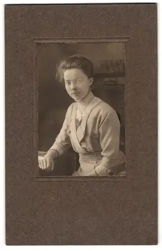 Fotografie W. C. Stolley, Schleswig, Junge Frau in hellem Kleid mit Medaillon
