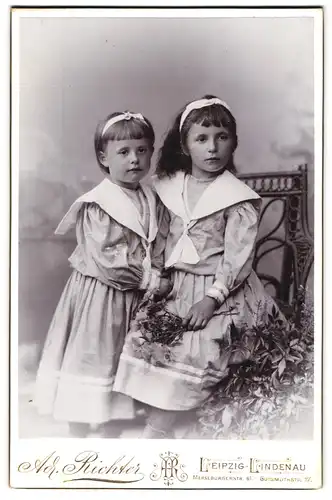 Fotografie Ad. Richter, Leipzig, Merseburgerstrasse 61, Zwei Mädchen mit Haarbändern in identischen Matrosenkleidern