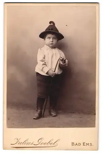 Fotografie Julius Goebel, Bad Ems, Haus Vichy, Kleiner Junge mit Trachtenhütchen und Wanderstock