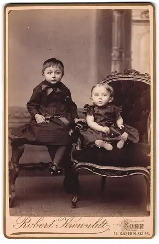 Fotografie Robert Krewaldt, Bonn, Kaiserplatz 16, Zwei kleine Kinder in dunklen Kleidchen