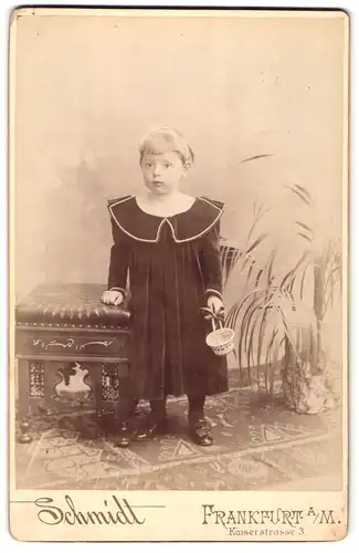 Fotografie Schmidt, Frankfurt a. M., Kaiserstrasse 3, Kind mit kurzen Haaren in weitem dunklen Kleid