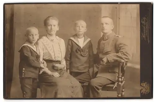 Fotografie Heinrich Fritz, Greiz, Weststr. 6, Soldat in Uniform mit seiner Familie