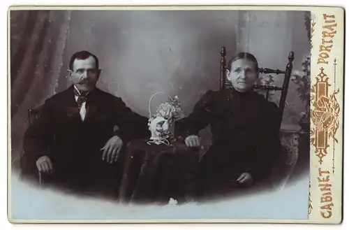 Fotografie Umelecky atelier fotograficky, Rozdalovice, 3, Vosecek, Älteres Paar in hübscher Kleidung am Tisch