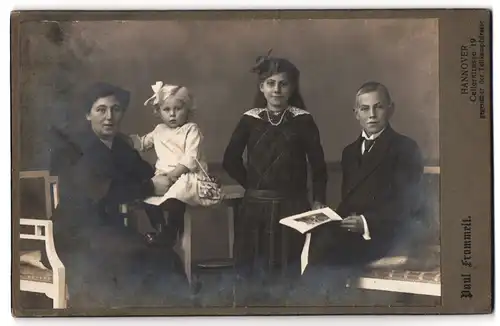 Fotografie Paul Frommelt, Hannover, Cellerstr. 19, Bürgerliche Dame mit einer Tochter, einem Sohn und Kleinkind