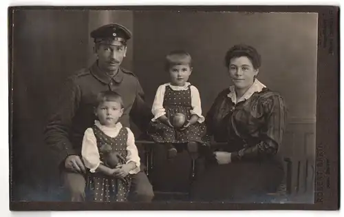 Fotografie Robert Barth, Bremen, Ansgaritorstr. 7, Soldat in Uniform mit Frau und zwei Töchtern