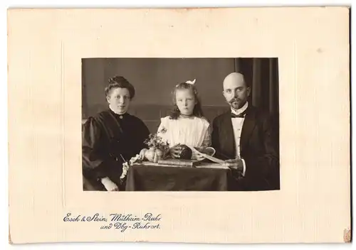 Fotografie Esch & Stein, Mülheim-Ruhr, Bürgerliches Paar mit einer Tochter am Tisch