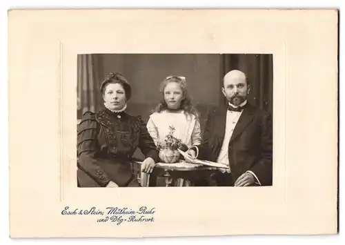 Fotografie Esch & Stein, Mülheim-Ruhr, Bürgerliches Paar mit einer Tochter am Tisch